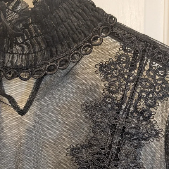 GUESS‎ Luigi Appliqué Smocked Top Size Medium Black - Picture 5 of 9